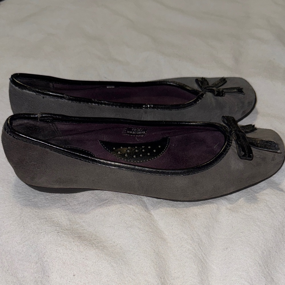 Chic Women's Gray Flats with Bow Detail